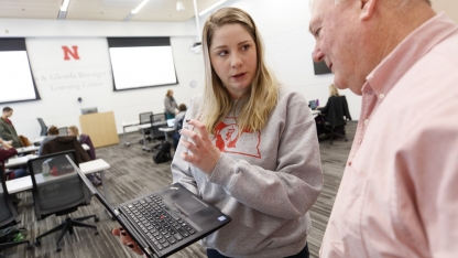 Student Jessica McManigal discusses a problem with Bruce Brodersen, associate professor of veterinary medicine. Links to larger image.