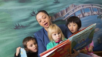Tonia Durden reading to children. Links to larger image.